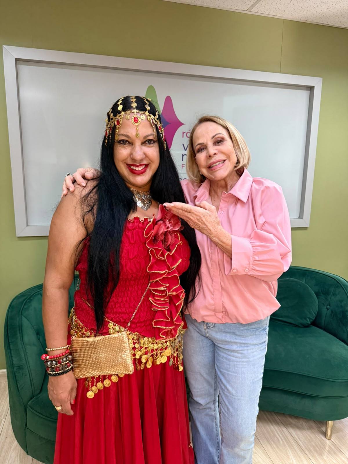 Cigana Narjara ao lado de apresentadora da Rádio Vibe Mundial